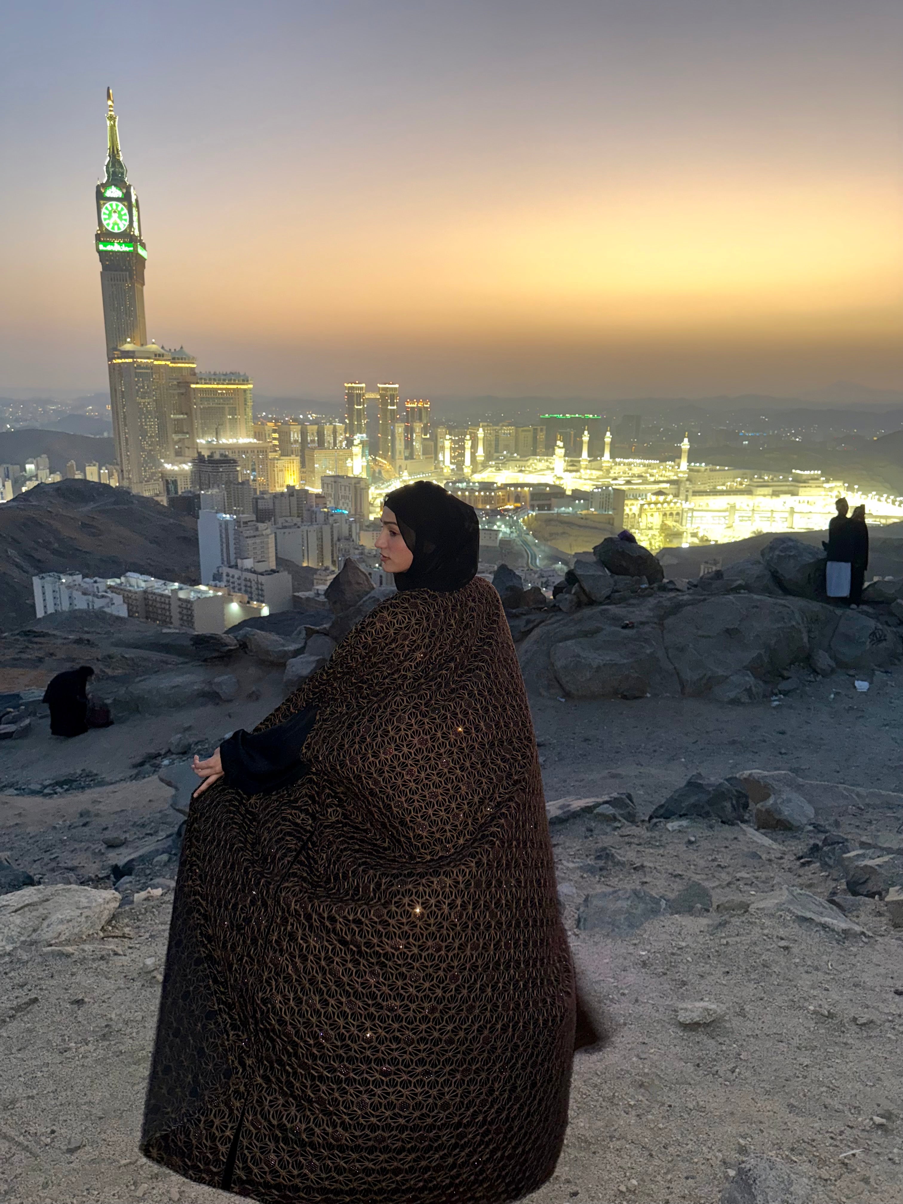 Mosaic Bisht set (with inner slit & Hijab) - brown