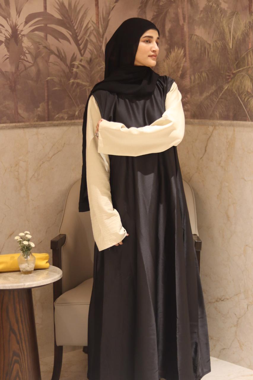 Black sleeveless inner slit - satin