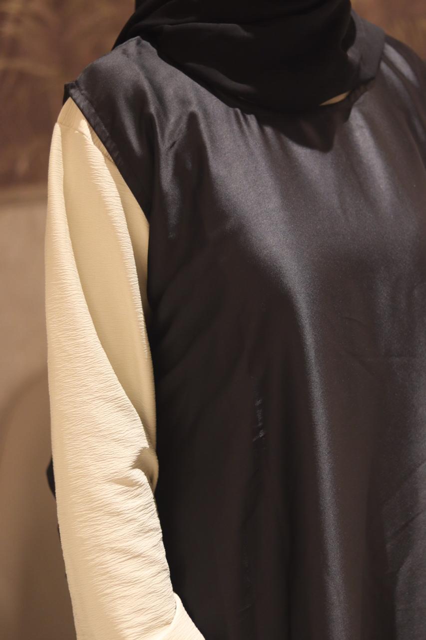 Black sleeveless inner slit - satin