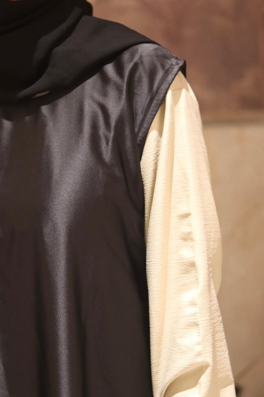 Black sleeveless inner slit - satin