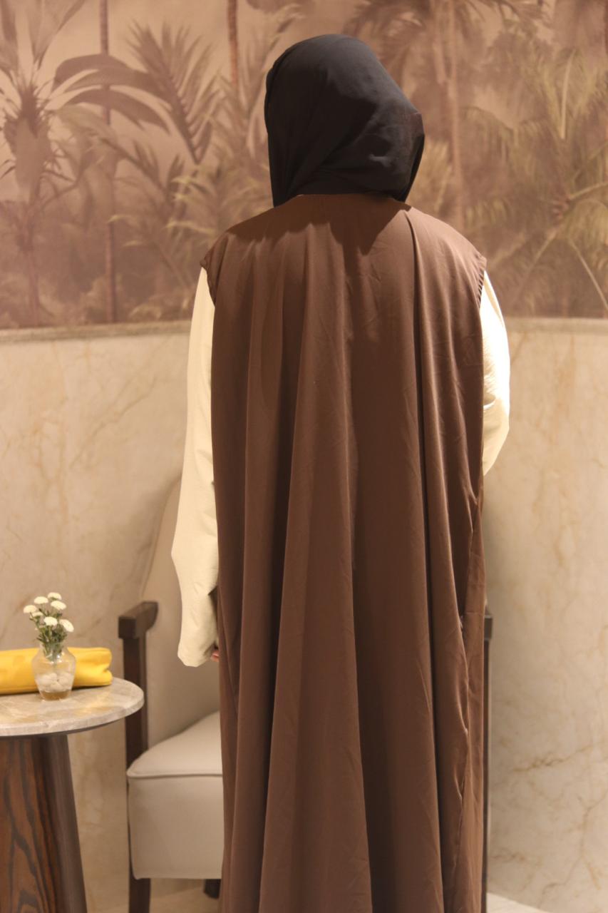 BROWN sleeveless inner slit -