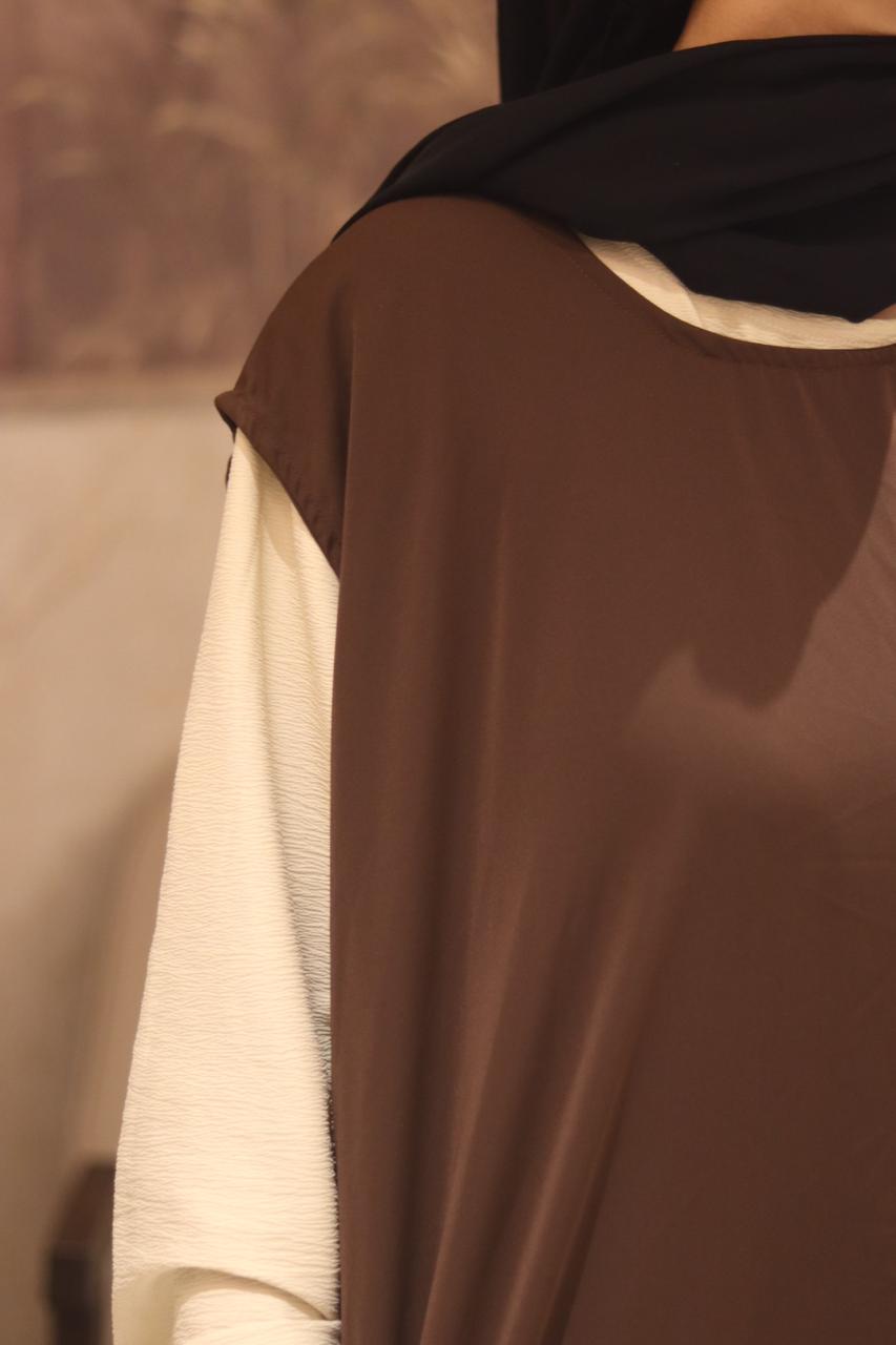 BROWN sleeveless inner slit -