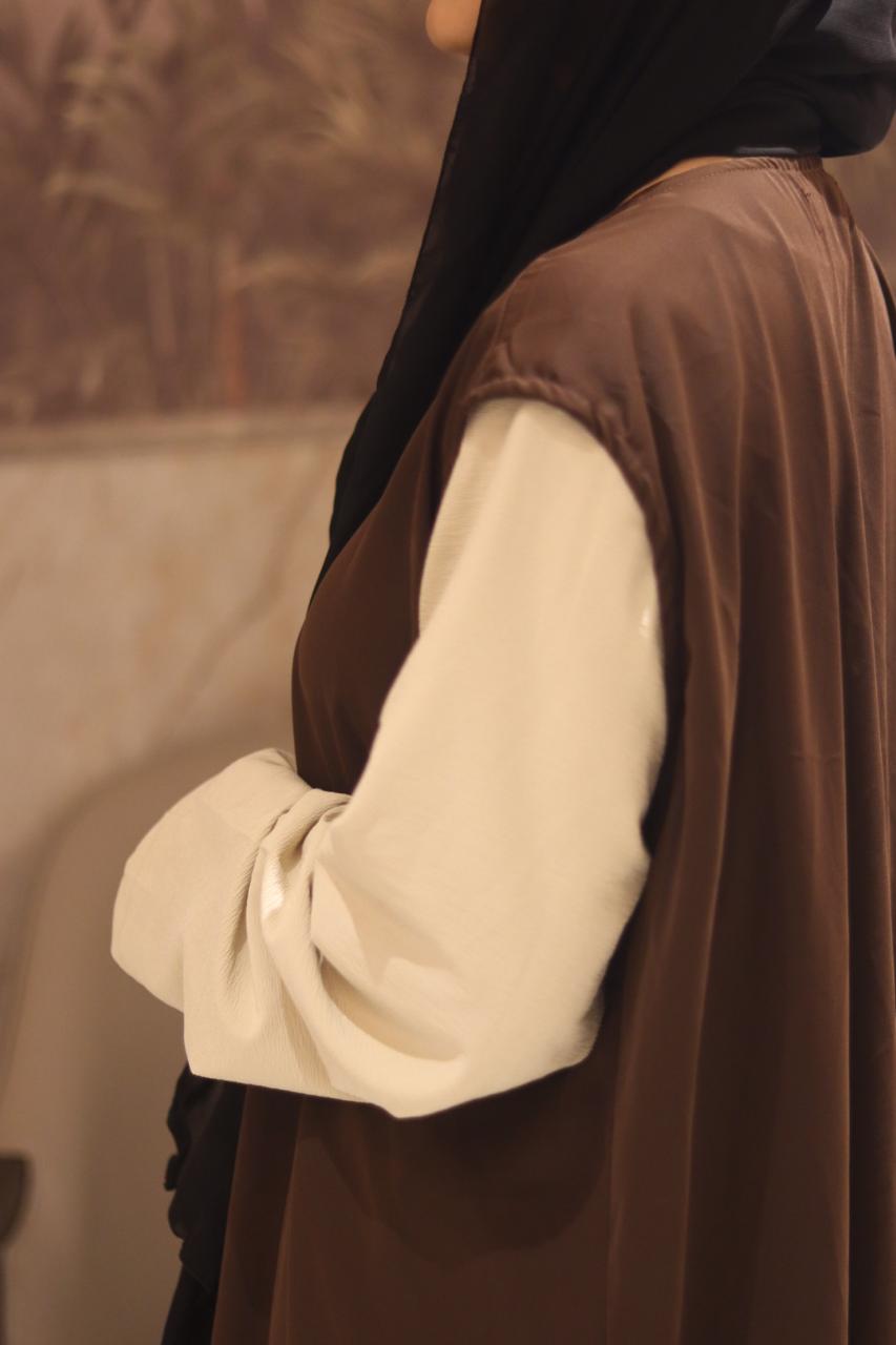 BROWN sleeveless inner slit -