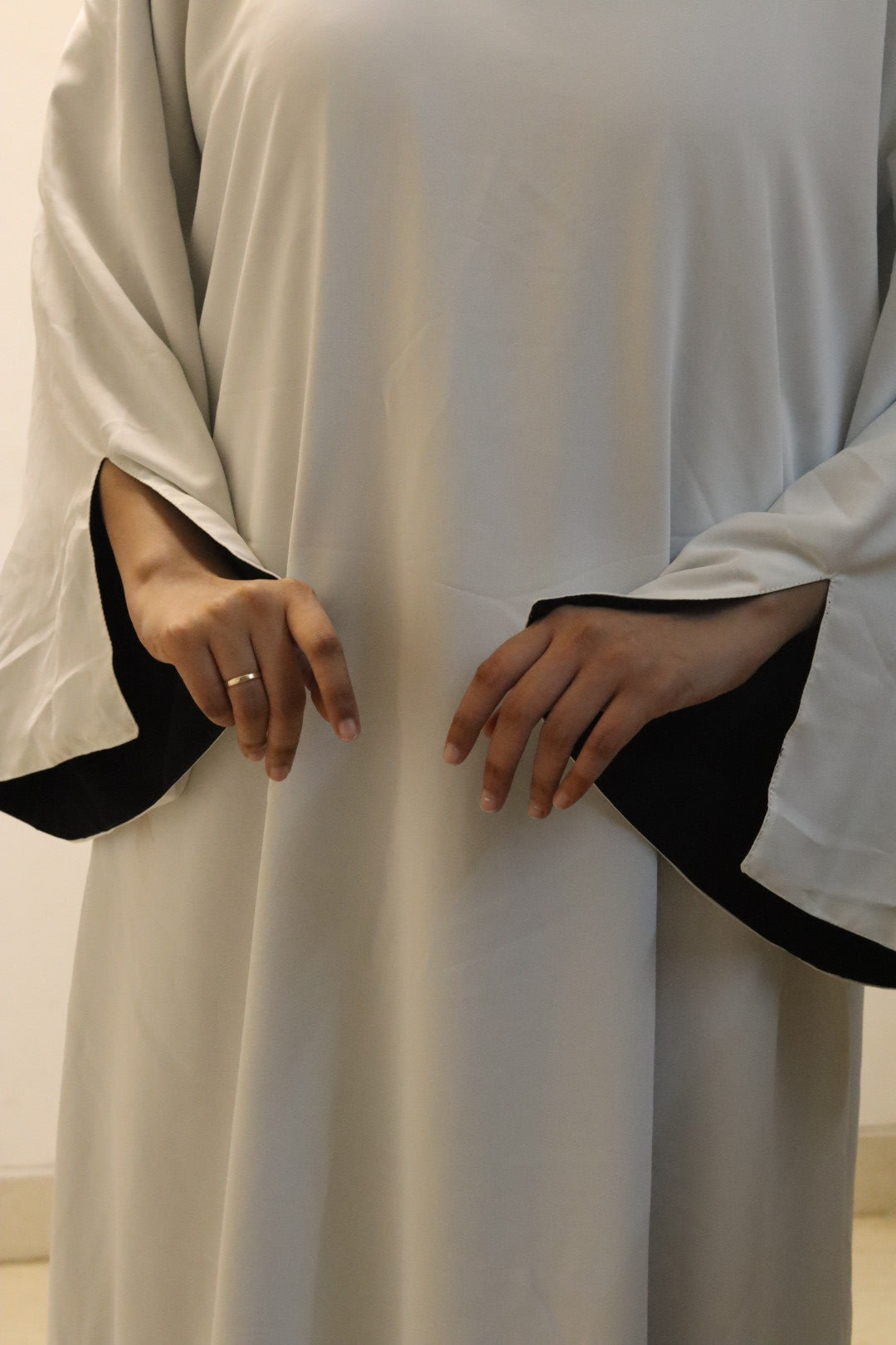 2-in-1 Reversible abaya – Black & white