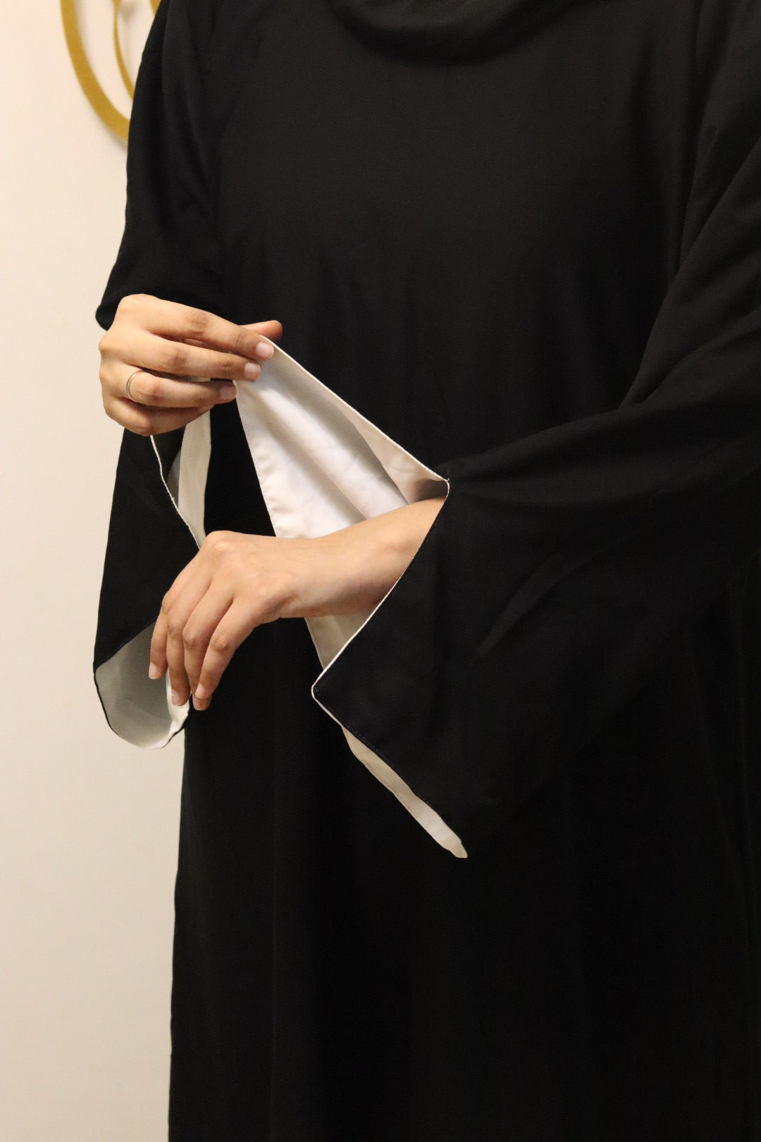 2-in-1 Reversible abaya – Black & white