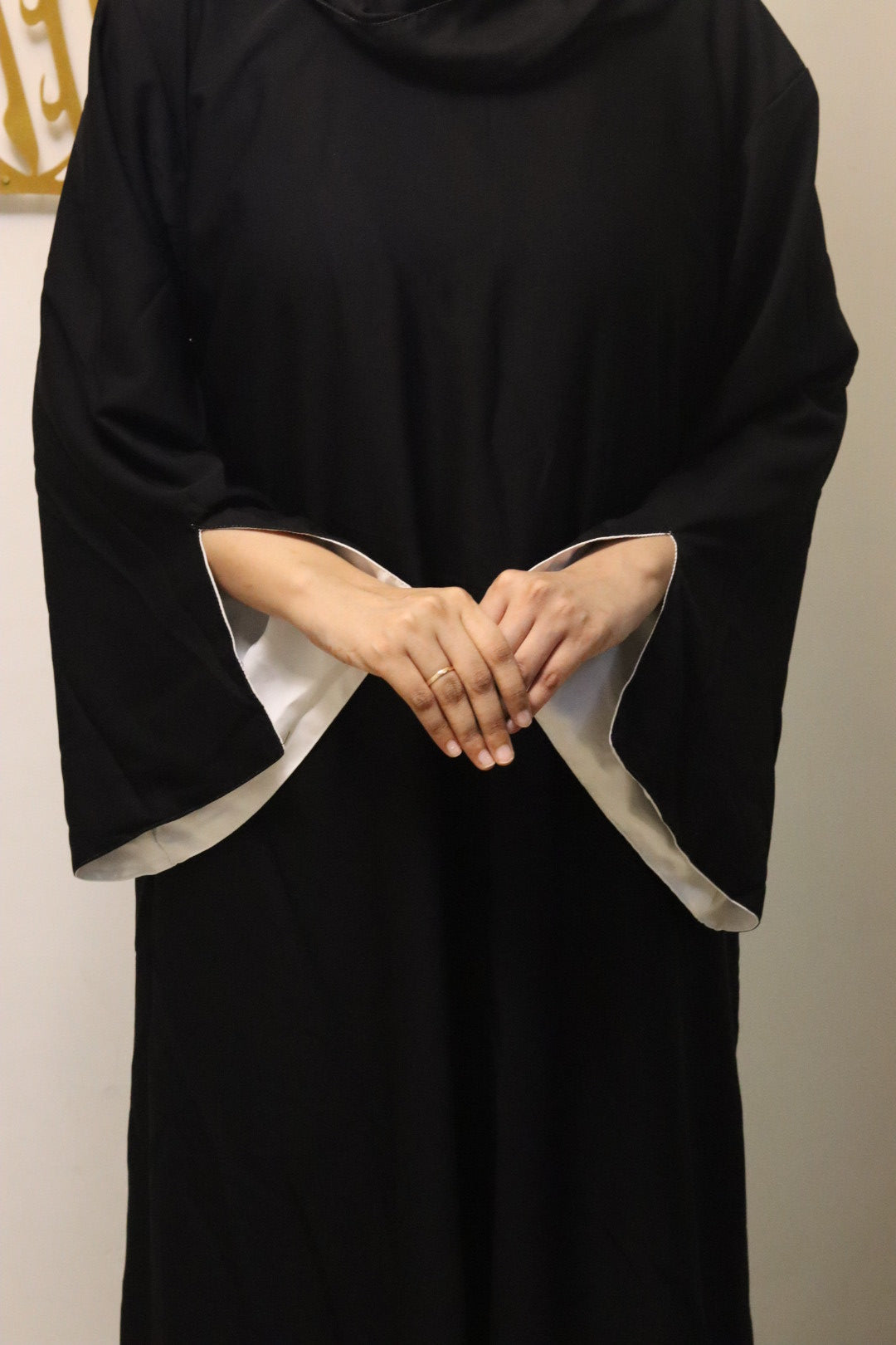 2-in-1 Reversible abaya – Black & white